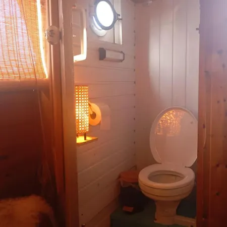 Cozy Bunk Beds In Unique Floating Botel Amesterdão